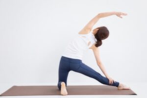 ヨガをする女性