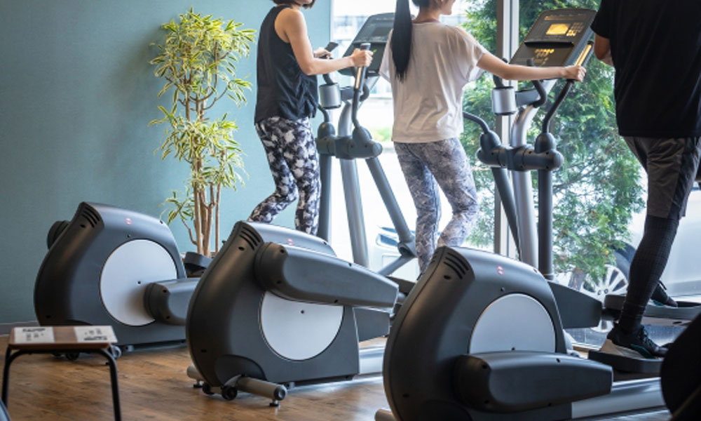 ジムでレギンスを履いて運動している女性