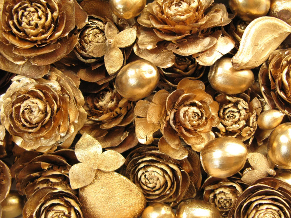 ゴールドに染めたシダーローズ