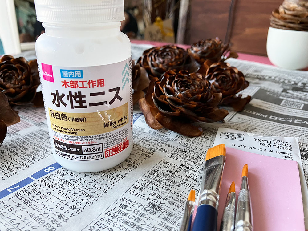 ニスを塗ったシダーローズ