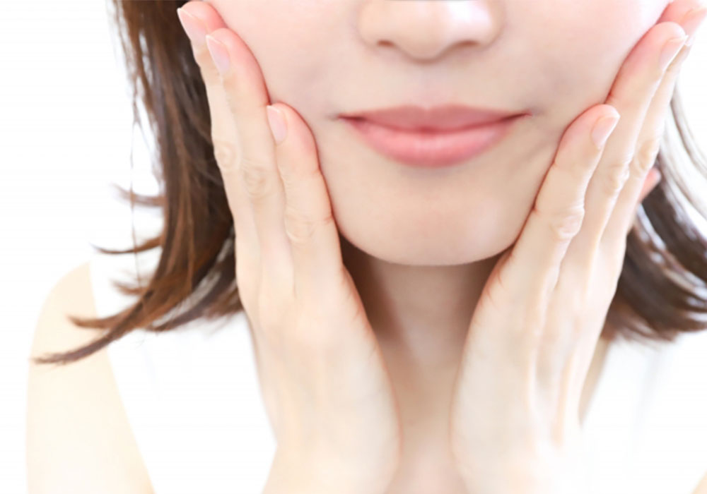 手で肌に馴染ませている女性　スキンケア　すっぴん見せたくない